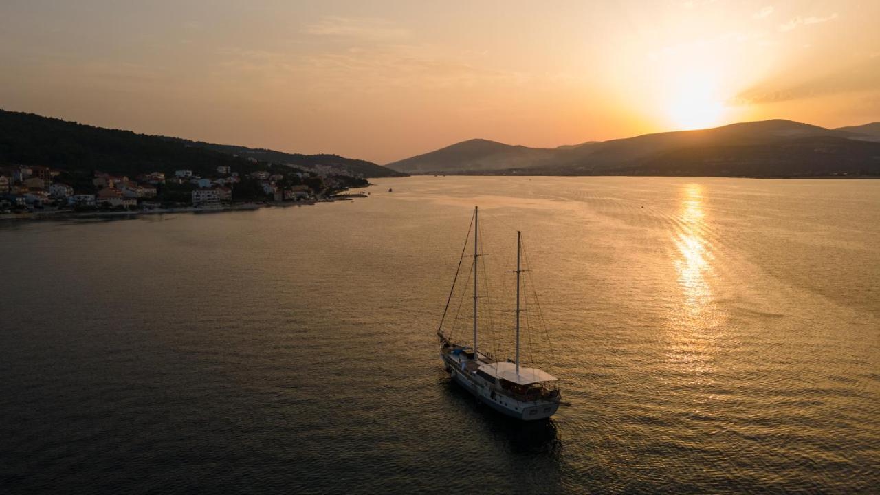Villa Fjaba - By The Sea - With The Big Terraces & Great Sea View Trogir Eksteriør bilde